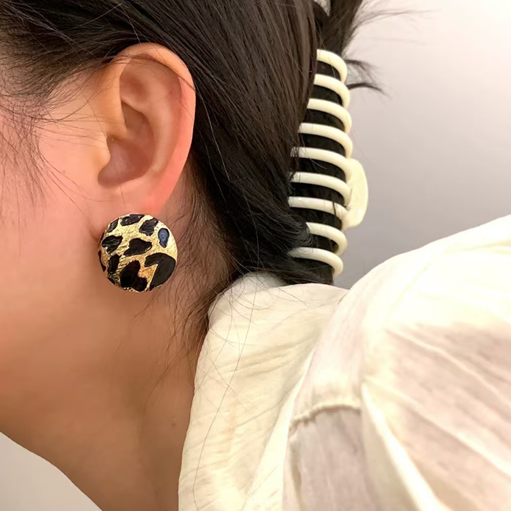 自由奔放に生きるスタイルヒョウ柄ラウンドスタッドピアスマスコ - Vintage Fashion Illustrations のレビューと価格